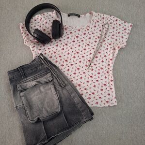 Brandy Melville flower shirt ₊˚⊹౨ৎ ₊˚⊹